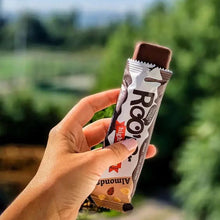 Barretta proteica alla mandorla ricoperta di cioccolato low carb RooBar