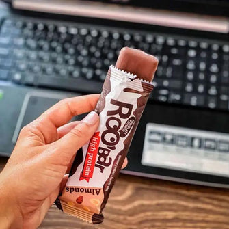 Barretta proteica alla mandorla ricoperta di cioccolato  organic RooBar