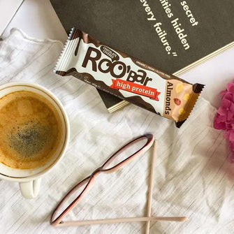 Barretta proteica alla mandorla ricoperta di cioccolato vegan RooBar
